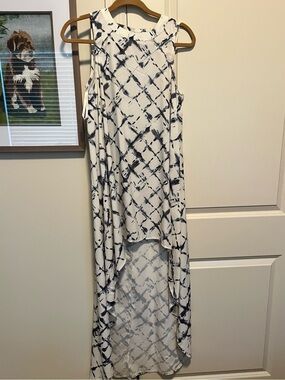 Sleeveless High-Low Maxi Dress in White and Black Tie-Dye